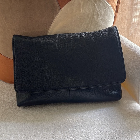 100% Leather J. Crew clutch Crossbody with Removable Straps. - Picture 4 of 6